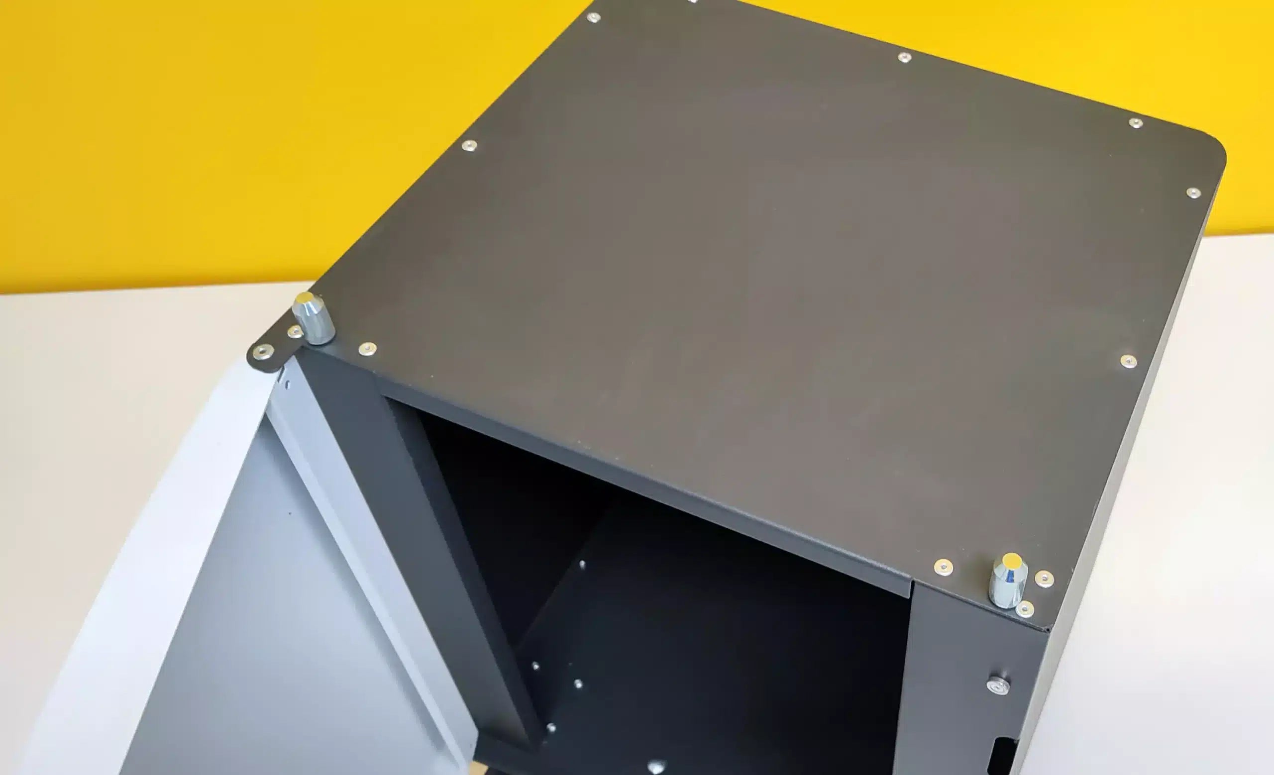 Cassetto Portaoggetti e Risme Lexmark XM1140 - facile accesso e stoccaggio delle risorse di stampa con ruote per un facile trasporto Cassetto Portaoggetti e Risme Lexmark XM1140 - facile accesso e stoccaggio delle risorse di stampa con ruote per un facile trasporto